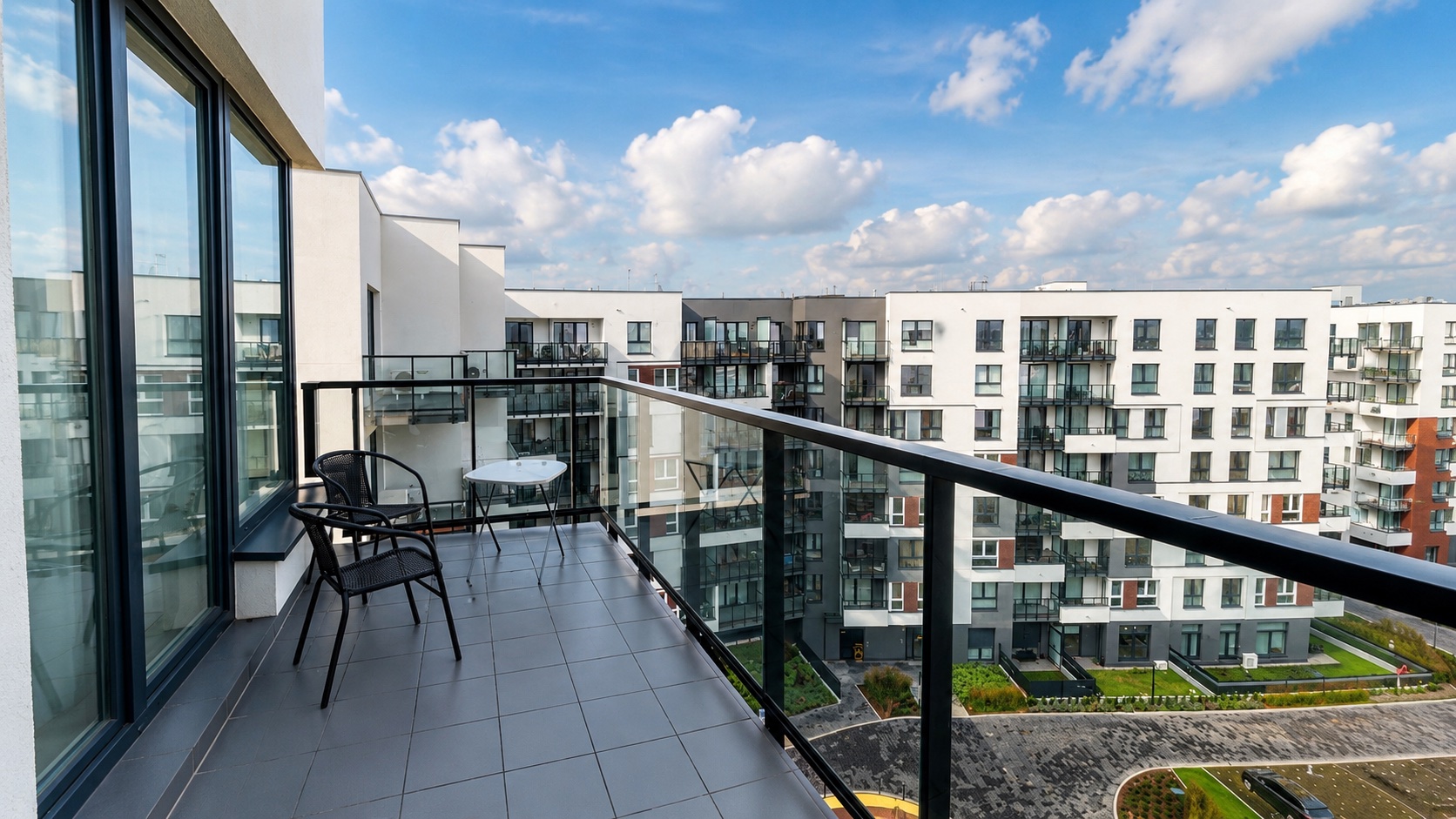 Duży balkon z meblami rattanowymi